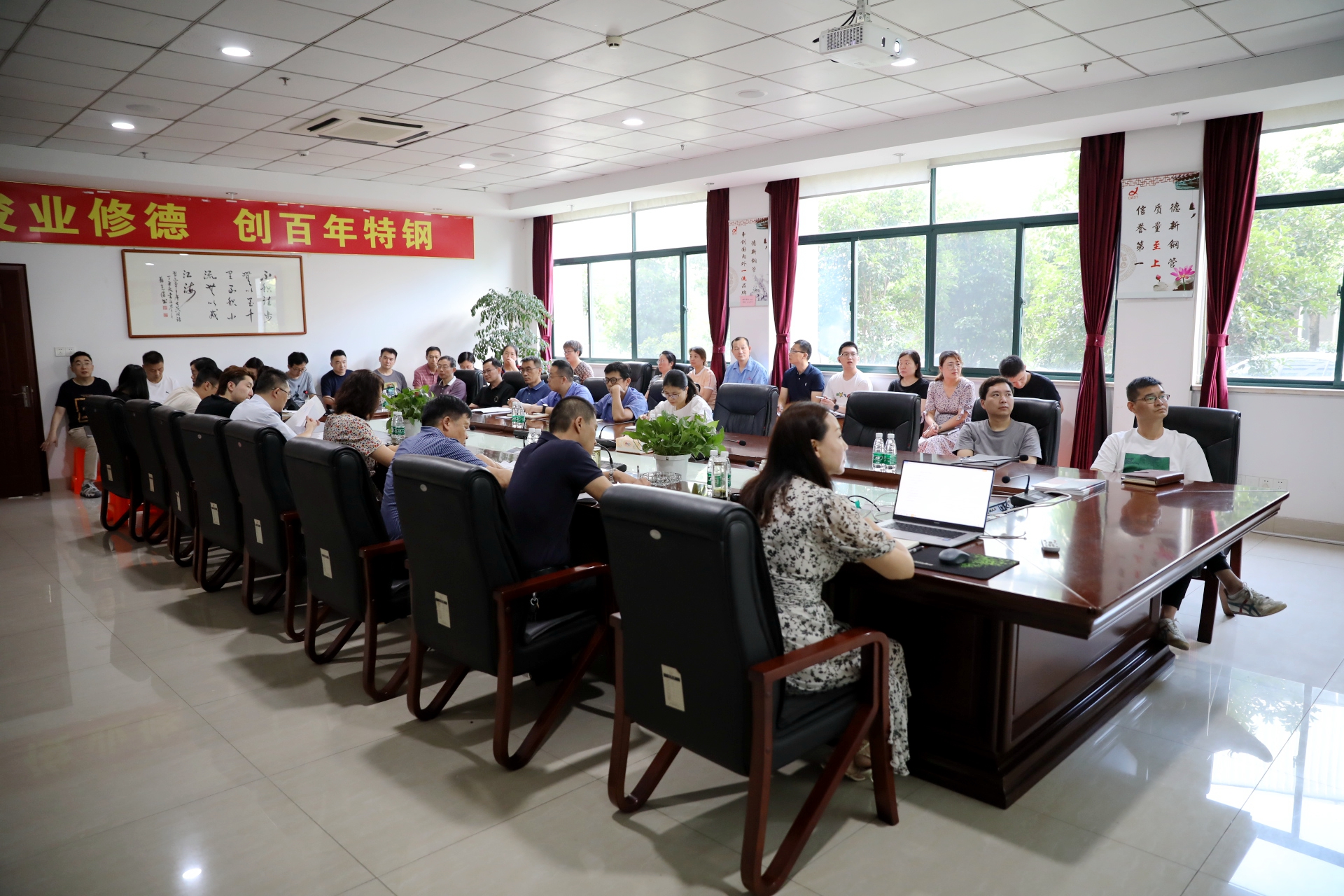 公司举行上半年度工作总结会